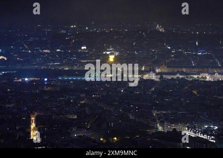 Paris, France. 26 juillet 2024. Le chaudron olympique, avec la flamme allumée, est photographié au jardin des Tuileries lors de la cérémonie d’ouverture des Jeux Olympiques de Paris 2024 à Paris, France, le 26 juillet 2024. Crédit : Meng Dingbo/Xinhua/Alamy Live News Banque D'Images