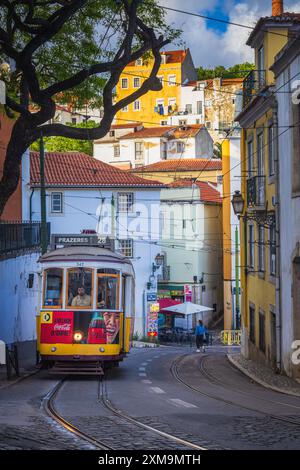 Tram dans le quartier Alfama de Lisbonne. Lisbonne est la capitale côtière vallonnée du Portugal. Banque D'Images