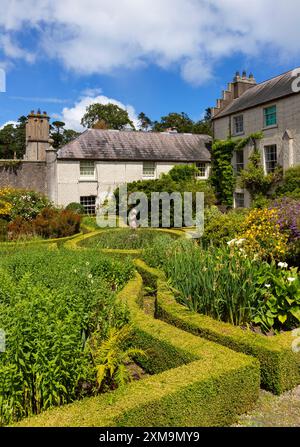 D'un côté de l'Orangerie dans une petite cour, le petit parterre de haies de boîtes coulantes de Kilruddery House près de Bray dans le comté de Wicklow, Irlande. Banque D'Images