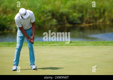 Blaine, Minnesota, États-Unis. 26 juillet 2024. TONY FINAU a fait un putt au trou 4 lors de l'Open PGA 3M 2024 à TPC Twin Cities le 26 juillet 2024. (Crédit image : © Steven Garcia/ZUMA Press Wire) USAGE ÉDITORIAL SEULEMENT! Non destiné à UN USAGE commercial ! Crédit : ZUMA Press, Inc/Alamy Live News Banque D'Images