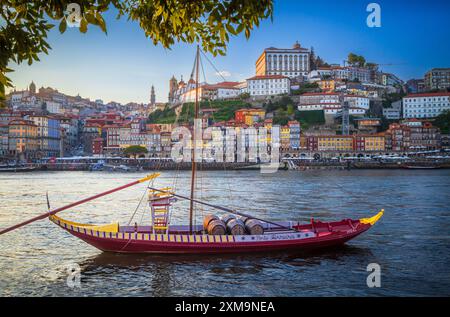 Bateaux Rabelo, bateaux cargo portugais traditionnels, au coucher du soleil dans la région de Ribeira à Porto, Portugal. Banque D'Images