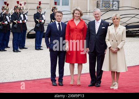 Paris, France. 26 juillet 2024. Le président français Emmanuel Macron et son épouse Brigitte Macron accueillent la reine Mathilde d'Udekem d'Acoz de Belgique et le roi Philippe de Belgique dans le cadre de l'ouverture des Jeux Olympiques de Paris le 26 juillet 2024 au palais présidentiel de l'Elysée à Paris, France. Crédit : Bernard Menigault/Alamy Live News Banque D'Images