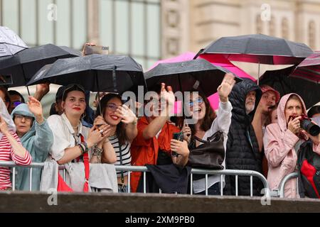 Paris, Ile de France, France. 26 juillet 2024. Les spectateurs font signe aux athlètes sur les bateaux de la Seine lors de la cérémonie d'ouverture des Jeux Olympiques d'été de Paris 2024 le vendredi 26 juillet 2024 à Paris, Ile de France. (Crédit image : © Paul Kitagaki, Jr./ZUMA Press Wire) USAGE ÉDITORIAL SEULEMENT! Non destiné à UN USAGE commercial ! Crédit : ZUMA Press, Inc/Alamy Live News Banque D'Images