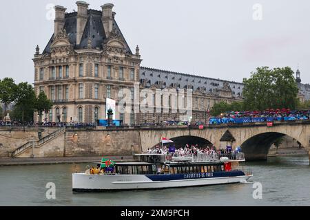 Paris, Ile de France, France. 26 juillet 2024. Les spectateurs regardent des athlètes égyptiens sur des bateaux sur la Seine lors de la cérémonie d'ouverture des Jeux Olympiques d'été de Paris 2024 le vendredi 26 juillet 2024 à Paris, Ile de France. (Crédit image : © Paul Kitagaki, Jr./ZUMA Press Wire) USAGE ÉDITORIAL SEULEMENT! Non destiné à UN USAGE commercial ! Crédit : ZUMA Press, Inc/Alamy Live News Banque D'Images