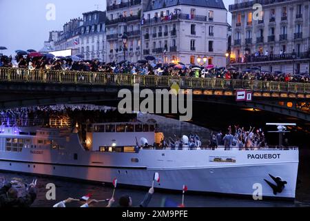 Paris, France. 26 juillet 2024. Cérémonies d'ouverture olympique. L’équipe olympique de France, passe le long de la Seine alors que la foule s’réjouit lors des cérémonies d’ouverture des Jeux olympiques de Paris de 2024. Crédit : Adam Stoltman/Alamy Live News Banque D'Images