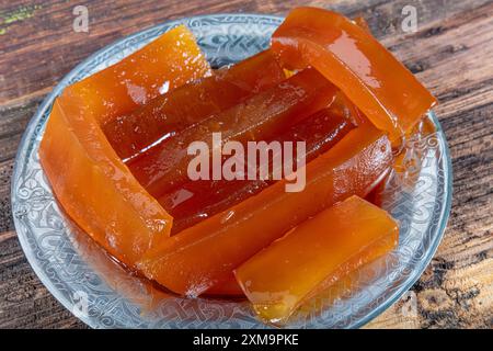 Dessert turc traditionnel à la citrouille (tatlisi kabak). Dessert turc à la citrouille croustillante de Hatay, Kirecte Kabak Tatlisi avec poudre de noix. Banque D'Images