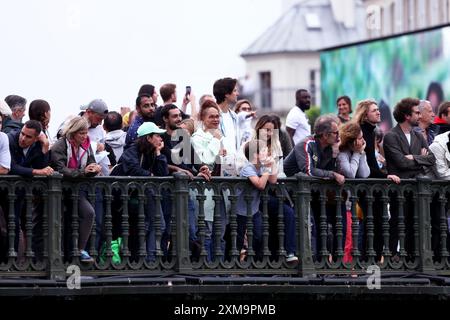 Paris, France. 26 juillet 2024. Cérémonies d'ouverture olympique. Spectateurs le long de la Seine en attente de l’arrivée de bateaux transportant des athlètes lors des cérémonies d’ouverture des Jeux Olympiques de Paris 2024. Crédit : Adam Stoltman/Alamy Live News Banque D'Images