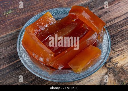 Dessert turc traditionnel à la citrouille (tatlisi kabak). Dessert turc à la citrouille croustillante de Hatay, Kirecte Kabak Tatlisi avec poudre de noix. Banque D'Images