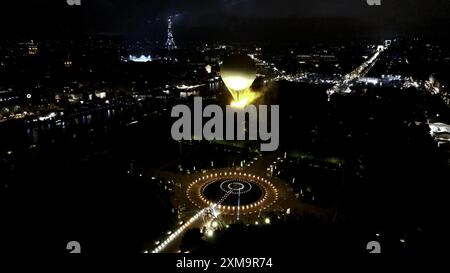 (240726) -- PARIS, 26 juillet 2024 (Xinhua) -- Une capture d'une vidéo de drone diffusée par les services de radiodiffusion Olympiques montre une vue aérienne du chaudron, avec la flamme olympique allumée, décollage alors qu’il était attaché à un ballon placé en arrière-plan près de la Tour Eiffel lors de la cérémonie d’ouverture des Jeux Olympiques de Paris 2024, à Paris, le 26 juillet 2024. (Olympic Broadcasting services/AFP/Pool via Xinhua) crédit : Xinhua/Alamy Live News Banque D'Images