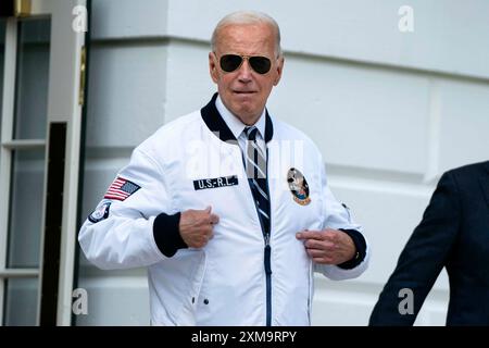 Le président des États-Unis Joe Biden fait un geste vers sa veste Team USA en sortant de la Maison Blanche pour embarquer sur Marine One en route vers Camp David à Washington, DC le vendredi 26 juillet 2024. Les Jeux Olympiques de Paris 2024 se dérouleront du 26 juillet au 11 août. Crédit : Bonnie Cash/Pool via CNP crédit : dpa Picture alliance/Alamy Live News Banque D'Images