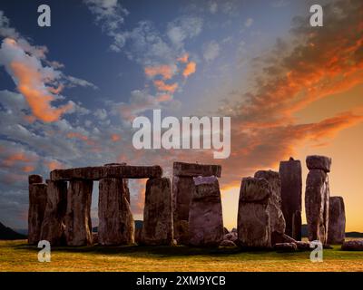 Stonehenge sur la plaine de Salisbury dans le Wiltshire, Angleterre, Royaume-Uni. Stonehenge est l'un des monuments préhistoriques les plus célèbres au monde. Il se compose d'un anneau de pierres debout, chacune d'environ 4 mètres de haut, 2,1 mètres de large, et pesant environ 23 tonnes. La construction aurait commencé vers 3000 av. J.-C.. Bien que son but exact reste un sujet de débat, on pense qu'il a été utilisé comme lieu de sépulture, observatoire astronomique et site de rituels et cérémonies religieux. Aujourd'hui, Stonehenge est un site du patrimoine mondial de l'UNESCO. Banque D'Images