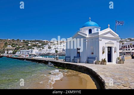 Église dans la baie de Mykonos, port de pêche, ville de Mykonos ou Chora, vieille ville, Mykonos, Cyclades, Grèce Banque D'Images