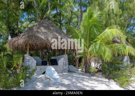 Ninamu Resort, endroit protégé du soleil avec chaises longues, Tikehau, atoll, archipel des Tuamotu, Tuherahera, Rangiroa, Polynésie française Banque D'Images