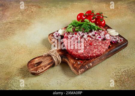 Côtelettes crues, pour hamburgers, viande hachée, fait main, maison, avec des épices, vue de dessus, pas de gens Banque D'Images