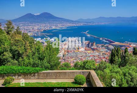 Panorama de la ville, du port et de la mer avec le Mont Vésuve 1281m, Naples, Golfe de Naples, Campanie, Italie Banque D'Images
