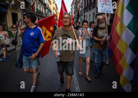 Madrid, Espagne. 26 juillet 2024. Un manifestant porte un T-shirt avec le visage de Che Guevara, lors d'une manifestation dans les rues de Madrid, commémorant le 71e anniversaire de l'assaut contre la caserne de Moncada à Cuba. Commémoration de l'assaut qui a eu lieu le 26 juillet 1953 à la caserne de Moncada dirigée par Fidel Castro, Abel Santamaria et Lester Rodriguez, un acte qui a abouti au début de la Révolution cubaine. Crédit : SOPA images Limited/Alamy Live News Banque D'Images