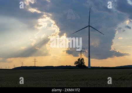 Parc éolien, éolienne, éoliennes, devant le coucher du soleil, nuages orageux, lignes électriques aériennes, rayons du soleil, Alb souabe, Bade-Wuertemberg, Allemagne Banque D'Images