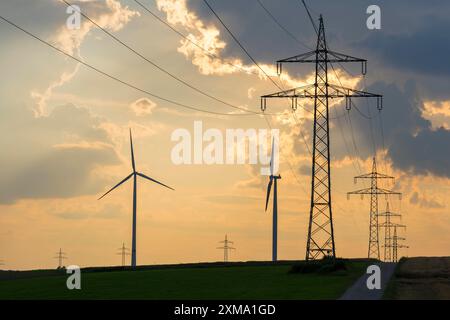 Parc éolien, éolienne, éoliennes, devant le coucher du soleil, nuages orageux, lignes électriques aériennes, Souabe Alb, Bade-Wuerttemberg, Allemagne Banque D'Images