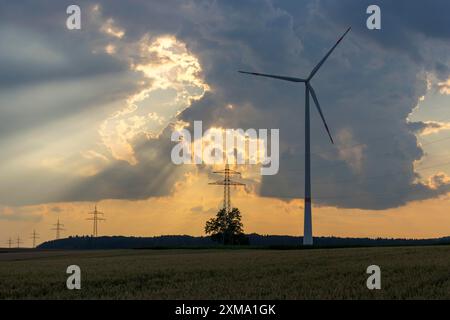 Parc éolien, éolienne, éoliennes, devant le coucher du soleil, nuages orageux, lignes électriques aériennes, rayons du soleil, Alb souabe, Bade-Wuertemberg, Allemagne Banque D'Images