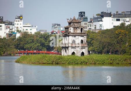 Tour de tortue et pont Huc (pont rouge) sur le lac Hoan Kiem, Hanoi, Vietnam Banque D'Images