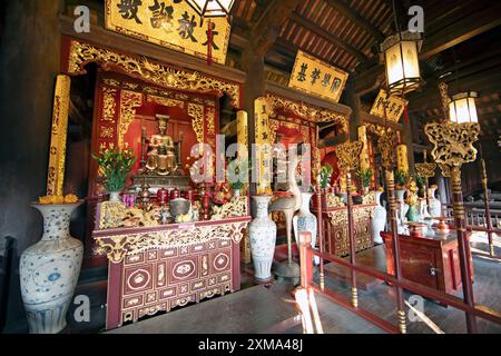 Autel dans le Temple de la littérature dans le vieux quartier de Hanoi, Vietnam Banque D'Images