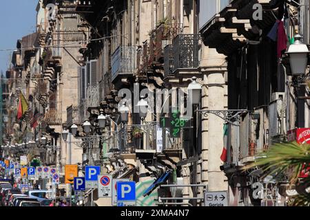 Via Vittorio Emanuele II dans le centre historique baroque de Catane, Sicile, Italie Banque D'Images