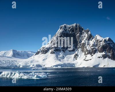 Glace dérivante sous le mont Cloos, entrée nord du chenal Lemaire entre la Terre Graham et l'île Booth, dans l'archipel Wilhelm, Antarctique Banque D'Images