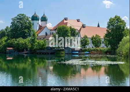Abbaye bénédictine romane Seeon Monastery, monastère église réunissant Lambert, reflet dans le lac du monastère aux nénuphars (Nymphée) Banque D'Images