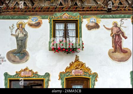 Peinture typique de Lueftl de la Vierge Marie et de Saint Jésus sur une maison à Wallgau, Werdenfelser Land, haute-Bavière, Bavière, Allemagne Banque D'Images