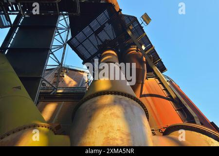 Usine métallurgique avec de vieux tuyaux et des structures en acier montrant des traces de rouille, Landschaftspark Duisburg Nord, Meiderich Huette, Duisburg, Ruhr Banque D'Images