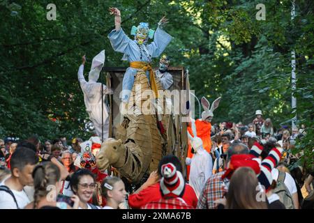 Pétersbourg, Russie. 26 juillet 2024. La procession cérémonielle du festival de théâtre de rue sur l'île d'Elagin à Pétersbourg. Le festival a ouvert le soir du 26 juillet avec une procession théâtrale de la station de métro Krestovsky Ostrov à Maslyany Lug sur l'île d'Elagin. Des artistes dans divers costumes colorés ont interprété divers numéros interactifs pour le public, tels que des danses, des numéros de jeu, des improvisations et de grandes danses rondes. Crédit : SOPA images Limited/Alamy Live News Banque D'Images