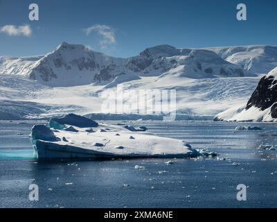 Glace Growler plate berg dans le chenal Lemaire entre Graham Land et Booth Island, Antarctique Banque D'Images