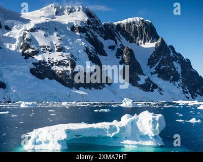 berg de glace dans le chenal Lemaire entre Graham Land et Booth Island, Antarctique Banque D'Images