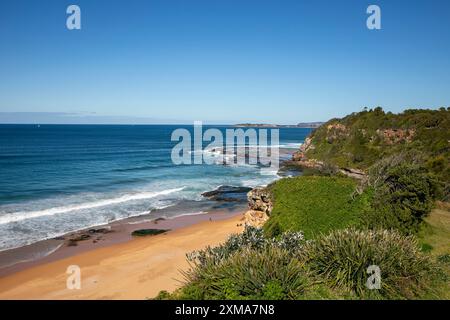 Sydney, Australie, Turimetta plage sur les plages du nord de Sydney pendant une journée de soleil de ciel bleu en hiver, Nouvelle-Galles du Sud, Australie Banque D'Images