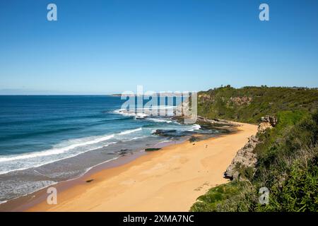 Plage de Turimetta sur la côte est de Sydney à Waariewood sur les plages du nord, ciel bleu hiver jour, NSW, Australie Banque D'Images