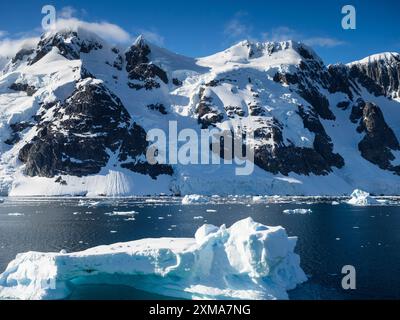 berg de glace dans le chenal Lemaire entre Graham Land et Booth Island, Antarctique Banque D'Images