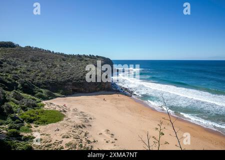 Plage de Turimetta sur la côte est de Sydney à Waariewood sur les plages du nord, ciel bleu hiver jour, NSW, Australie Banque D'Images