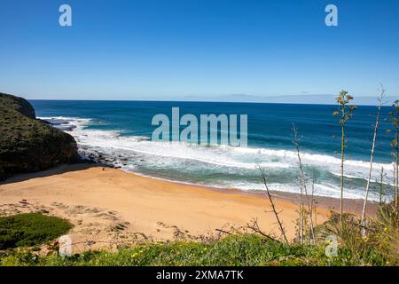 Plage de Turimetta sur la côte est de Sydney à Waariewood sur les plages du nord, ciel bleu hiver jour, NSW, Australie Banque D'Images