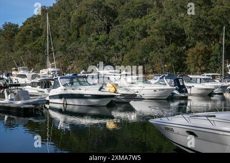 Marina australienne, marina D'Albora à Akuna Bay dans le parc national de Ku-ring -gai Chase, bateaux de plaisance et de plaisance amarrés, Nouvelle-Galles du Sud, Australie Banque D'Images