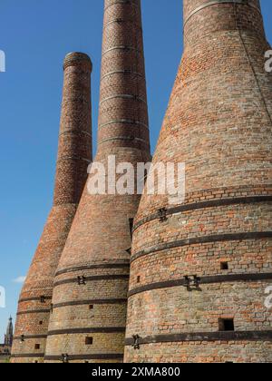 Quatre grandes cheminées en briques dans une ancienne usine contre un ciel bleu, enkhuizen, pays-bas Banque D'Images