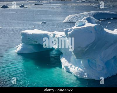 Iceberg dans le chenal Lemaire entre la Terre Graham et l'île Booth, archipel Wilhelm, Antarctique Banque D'Images