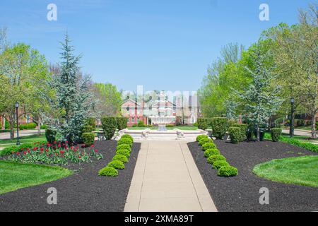 Place centrale et fontaine dans le quartier résidentiel Banque D'Images