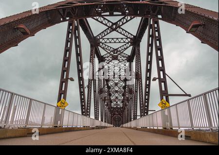 Le Big four Bridge est un ancien pont ferroviaire en treillis à six travées qui traverse la rivière Ohio, reliant Louisville, Kentucky, et Jeffersonville, Inde Banque D'Images