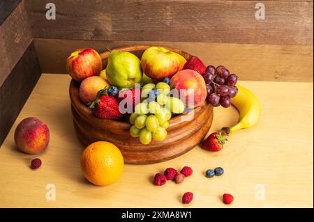 Natures mortes de cuisine comprenant raisins, pommes, fraises, framboises, bleuets et bananes Banque D'Images