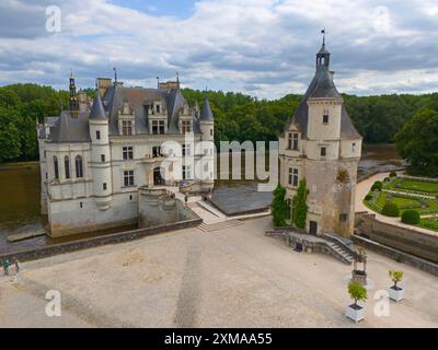 Château Renaissance avec tour séparée et douves, directement sur la rivière et entouré de verdure, vue aérienne, Château de Chenonceau, Château de Banque D'Images