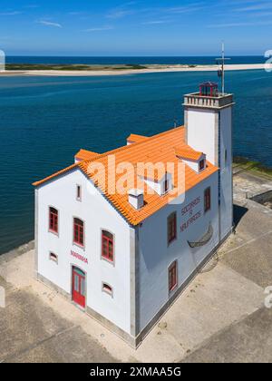 Un phare sur la côte avec un toit rouge et une façade blanche, Museo Maritimo, entouré d'eau bleue et d'un ciel dégagé, vue aérienne, Esposende, Uniao Banque D'Images