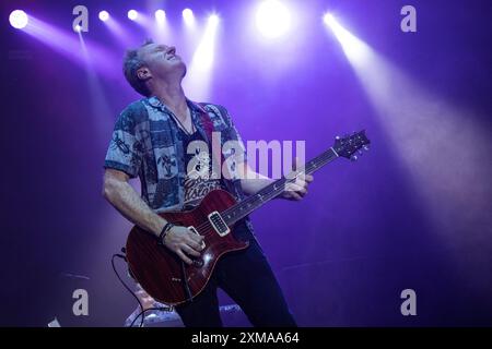 Simon MC MARIÉE à la guitare solo, Don AIREY aux claviers en arrière-plan Banque D'Images