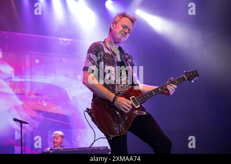 Simon MC MARIÉE à la guitare solo, Don AIREY aux claviers en arrière-plan Banque D'Images