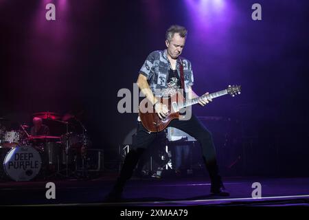 Simon MC MARIÉE à la guitare solo, Ian PAICE à la batterie en arrière-plan Banque D'Images