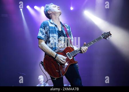 Simon MC MARIÉE à la guitare solo, Don AIREY aux claviers en arrière-plan Banque D'Images